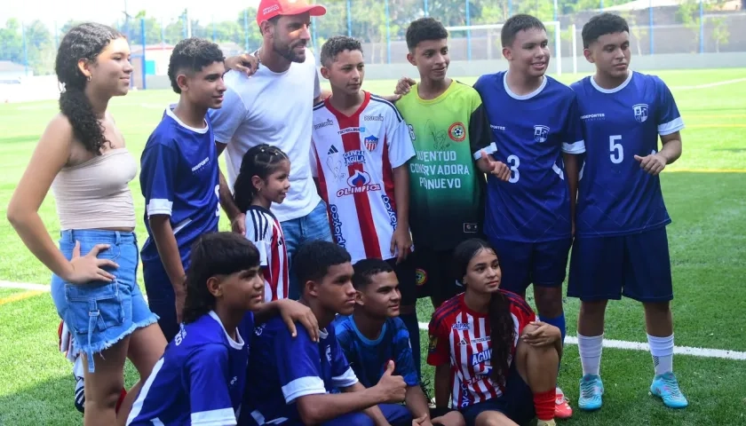 Sebastián Viera con integrantes de la Escuela de Formación Deportiva de Polonuevo.