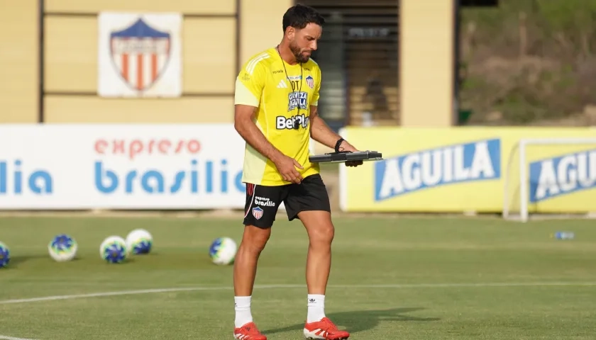 Sebastián Viera buscará ante Jaguares su primera victoria como técnico del Junior. 