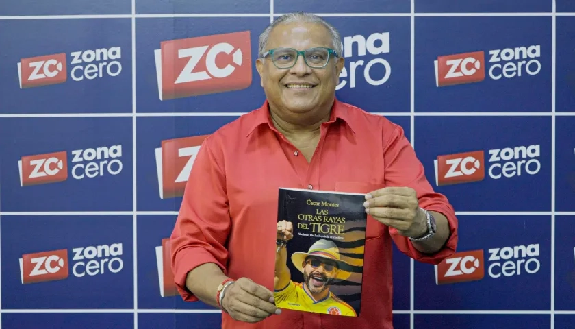 Óscar Montes con su libro 'Las otras rayas del tigre'.