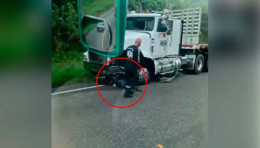La motocicleta quedó debajo de la tractomula. 