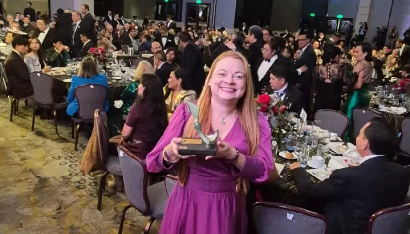 Alejandra Moreno con su reconocimiento.
