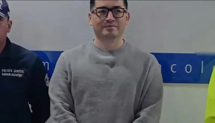 Alias 'Contador' tras su arribo al aeropuerto El Dorado, en Bogotá.