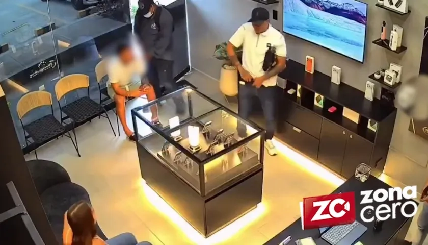 Los dos delincuentes cuando robaban el local de celulares. 