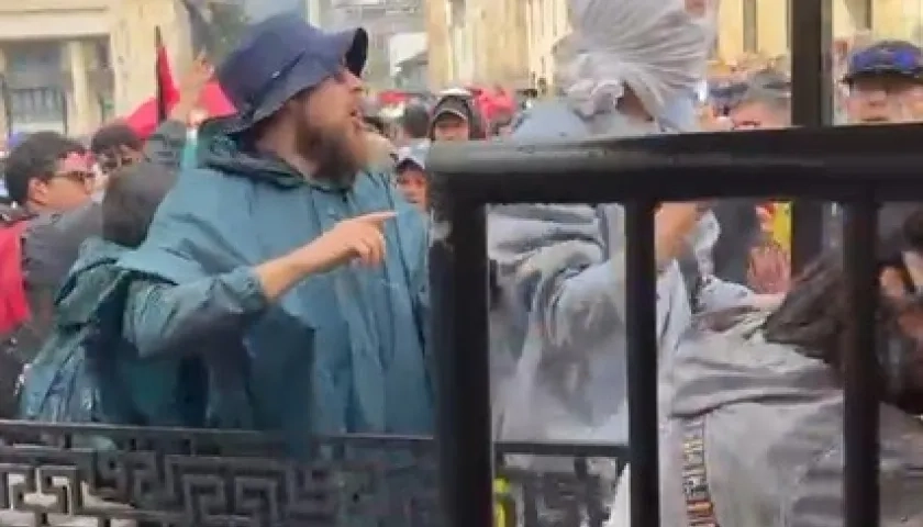 Manifestantes en la Plaza de Bolívar, en Bogotá. 