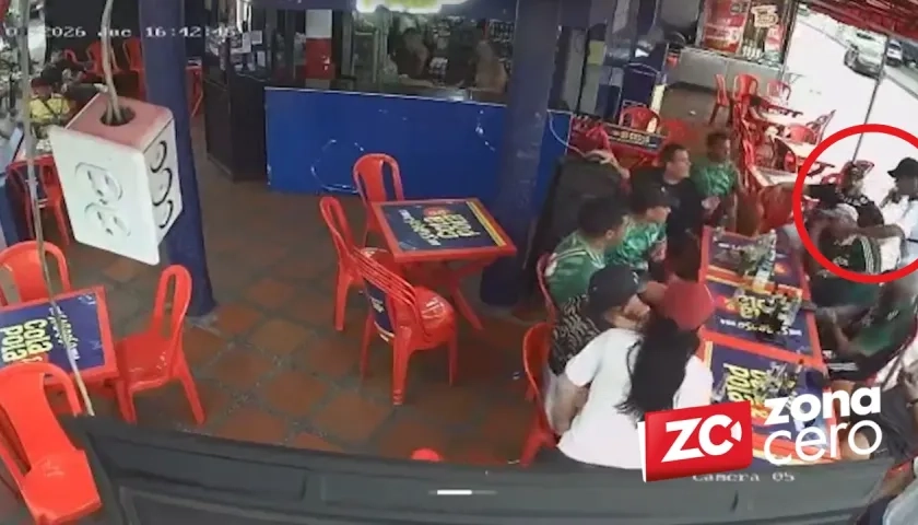 Momento en que el delincuente atracó a su víctima en el local comercial. 