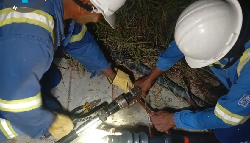 Personal técnico de Air-e trabaja en la reparación de la avería.