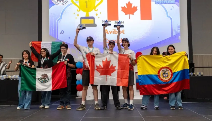 Las barranquilleras ocupando el podio junto con estudiantes de Canadá y México. 