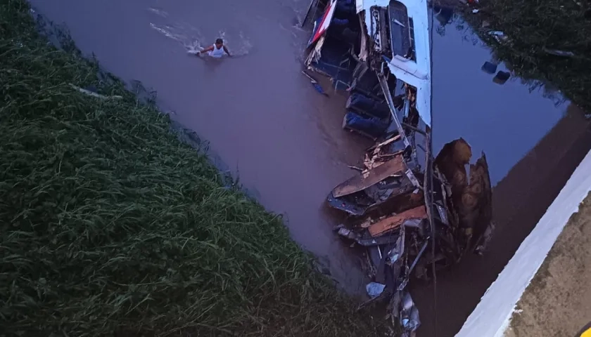 Bus en el río Ariguaní.