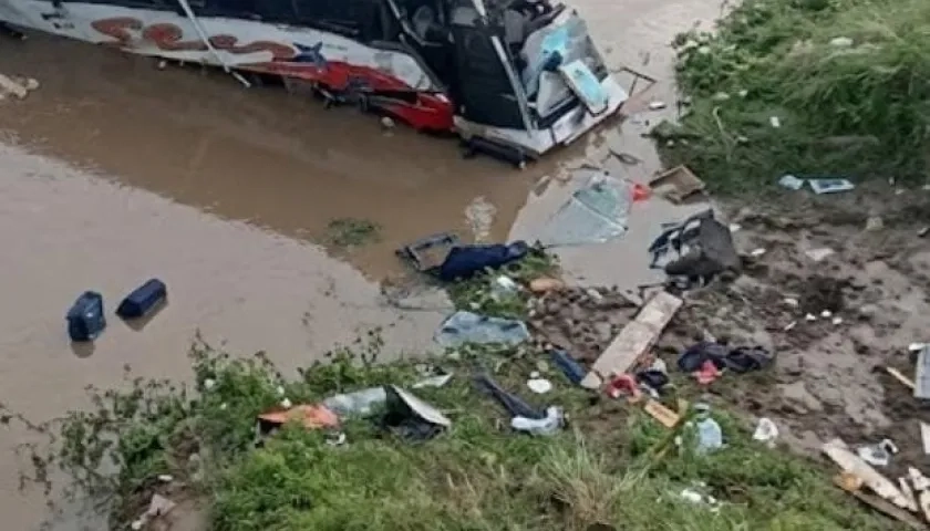 Bus que transportaba a la agrupación de Kbeto Zuleta.