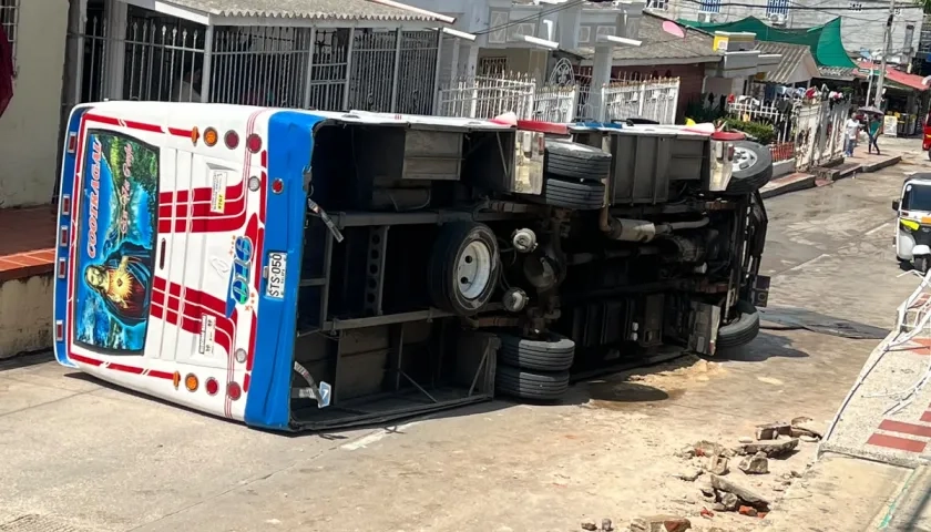 El bus volcado en el casco urbano de Galapa. 