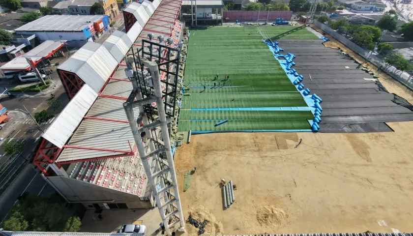 Cambio de césped en el Estadio Moderno.