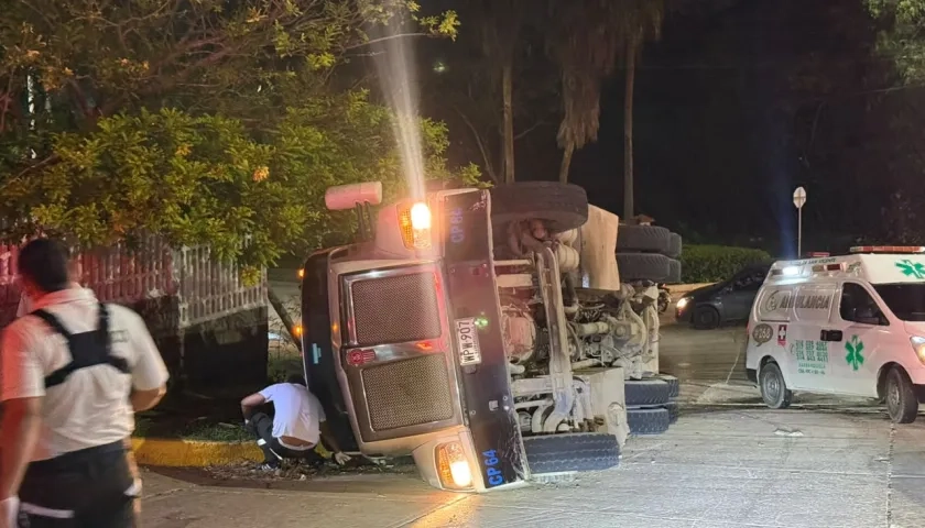 Así terminó el camión compactador de basura.