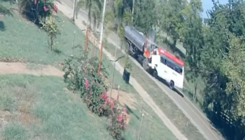 Momento del choque entre la buseta y el camión cisterna. 