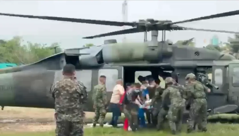El presunto cabecilla herido siendo auxiliado por la Fuerza Pública. 