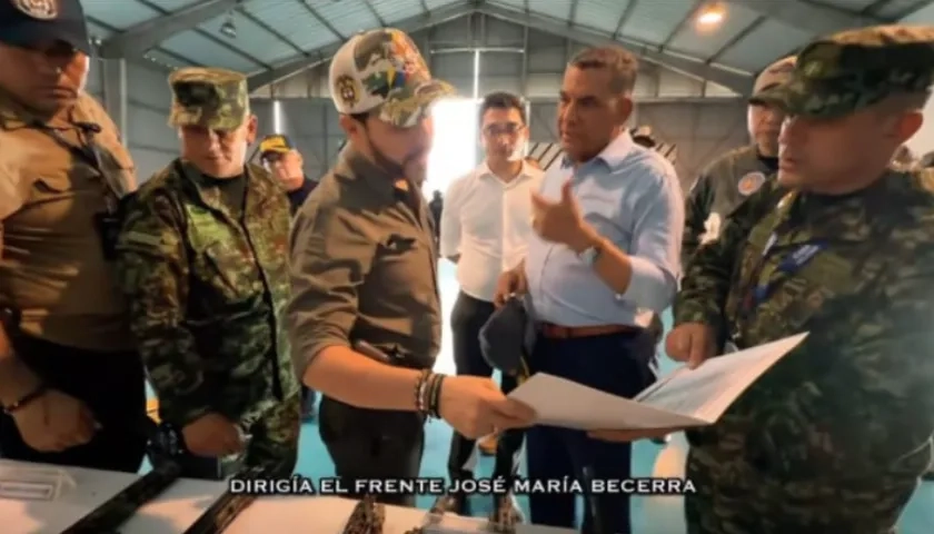 El Presidente Abelardo De La Espriella conociendo los detalles de la operación. 