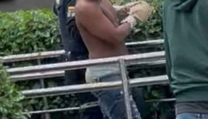 El capturado cuando era sacado de la Estación de Policía. 