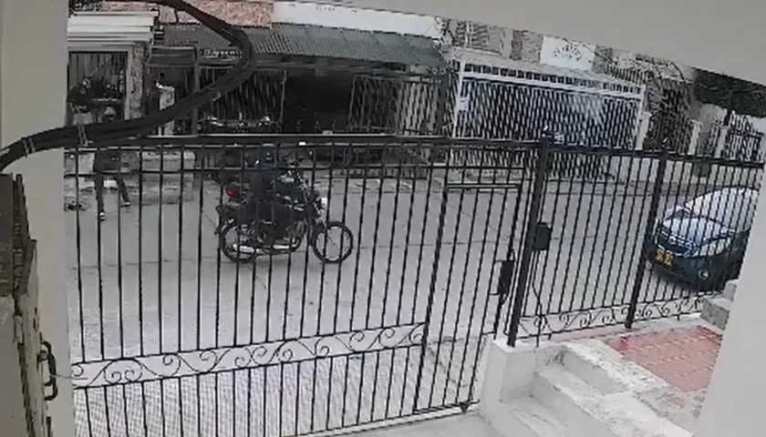 Momento en que la agente se enfrenta a los delincuentes.