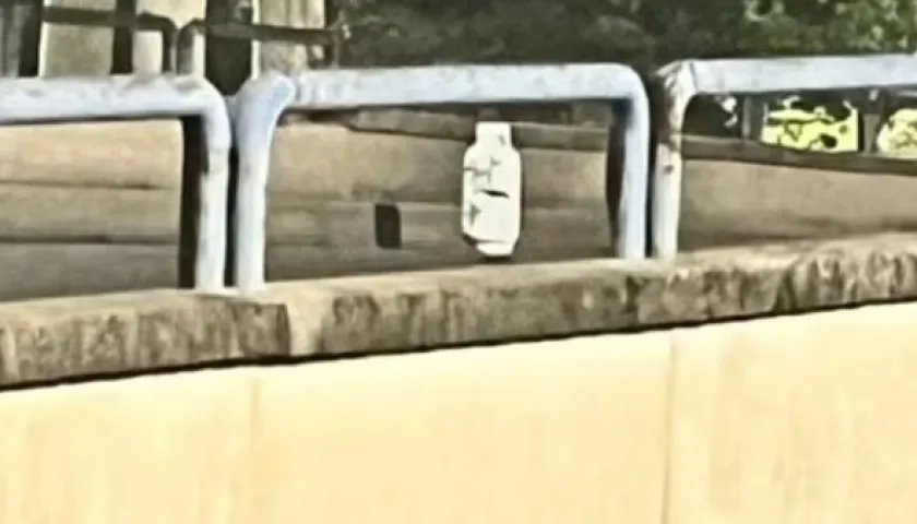 El cilindro que apareció en el puente.