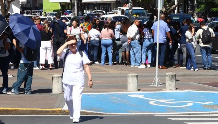 Ciudadanos panameños evacuaron los edificios por el terremoto.