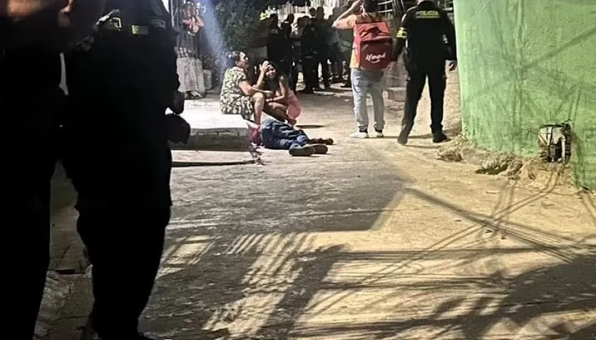 La Policía acordonó el área donde ocurrió el crimen. 