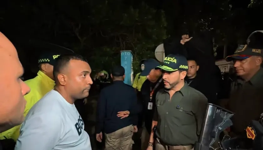 El Presidente De La Espriella ante uno de los capturados.