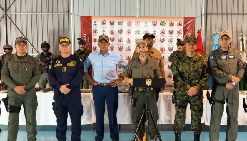El Presidente Abelardo De La Espriella entregando detalles de la operación.