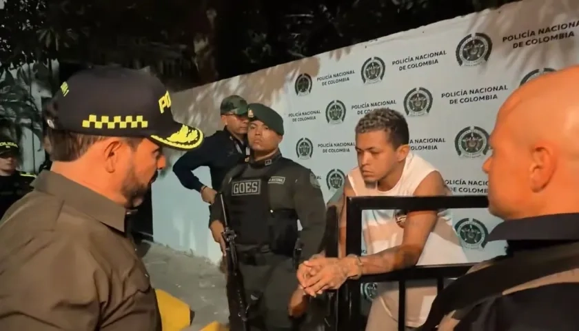 El Presidente De La Espriella ante uno de los capturados.
