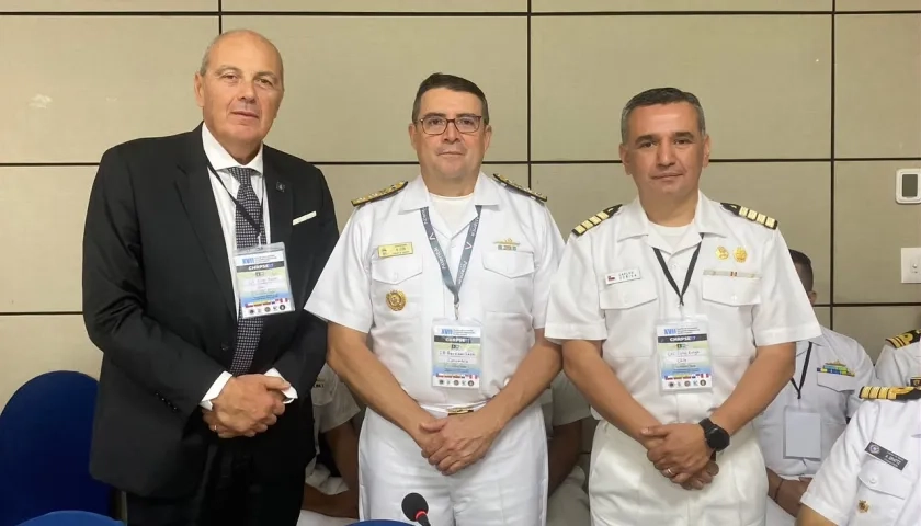 Secretario General de la OHI, contralmirante Luigi Sinapi; director General Marítimo, contralmirante Hermann León, y un representante chileno.