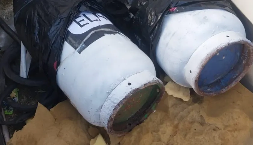 Los dos cilindros hallados en el parqueadero de Nuevo Milenio. 