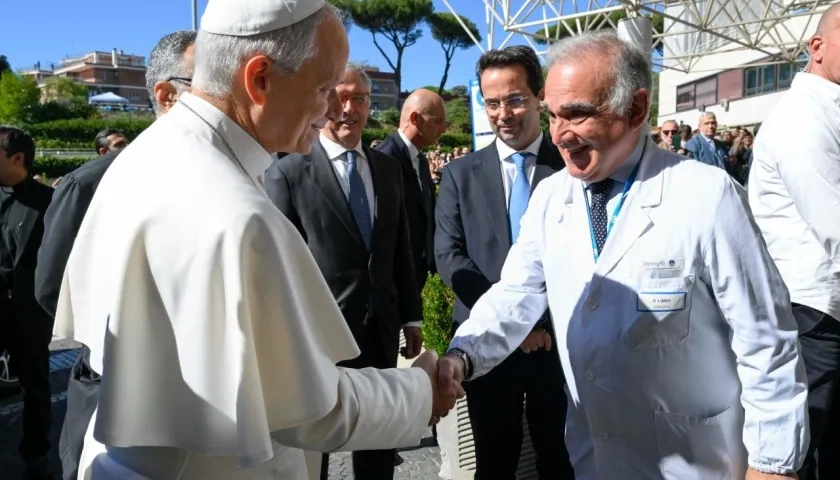 El Papa León XIV con el personal médico del Hospital Gemelli de Roma.