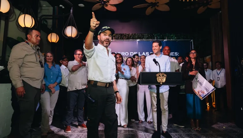 El Presidente Abelardo De La Espriella y de fondo el ministro de Comercio, Mauricio Gómez.