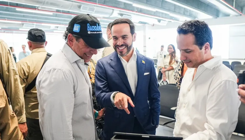 El alcalde Alejandro Char y el Presidente Abelardo De La Espriella en el recorrido por el aeropuerto.