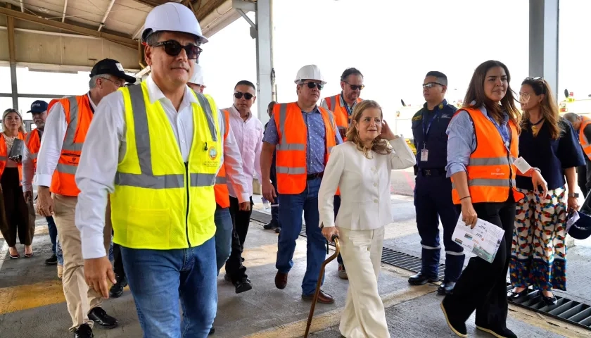 El alcalde de Cartagena, Dumek Turbay, con la ministra de Transporte, Elsa Noguera.