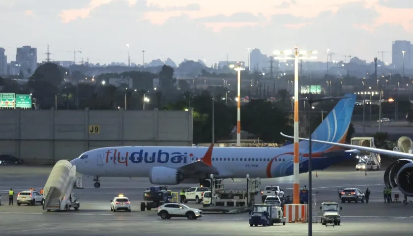 El avión de Flydubai en el que se registró el incidente estacionado en el aeropuerto de Tel Aviv.