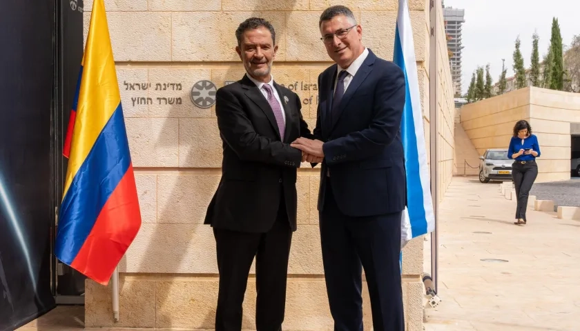 El canciller Omar Bula y el ministro de relaciones exteriores de Israel, Gideon Saar.