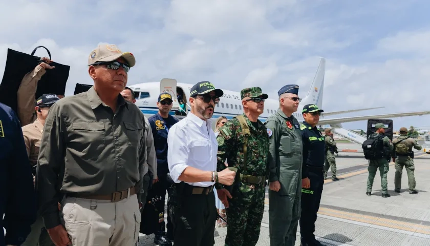 El ministro de Defensa, Jorge Mora; el Presidente De La Espriella y la cúpula militar.