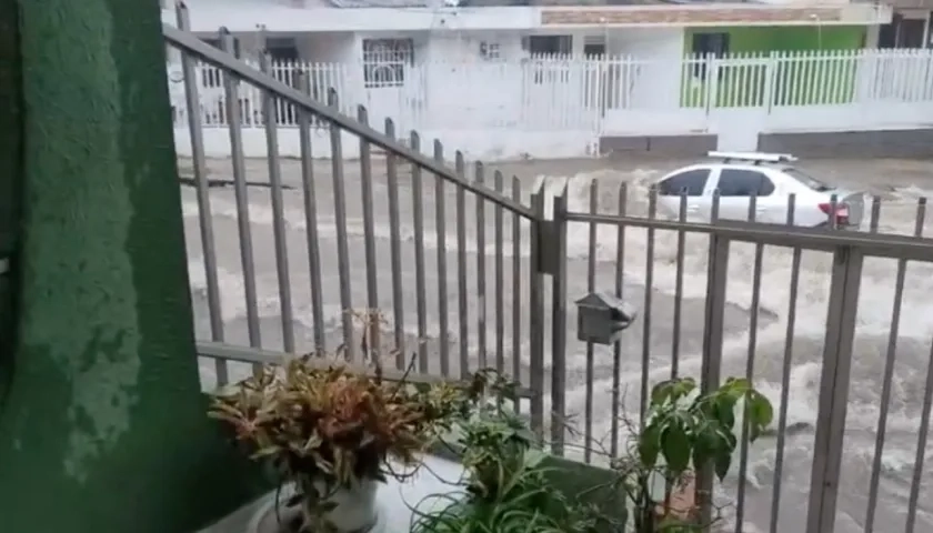 Momento del vehículo siendo arrastrado por el arroyo. 