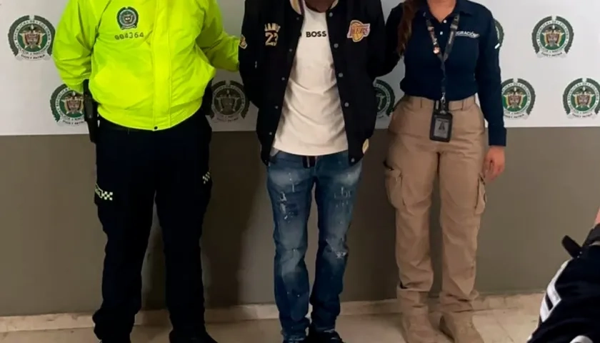 El ciudadano francés Traore Mamaodou, capturado por la Policía y expulsado por Migración Colombia. 