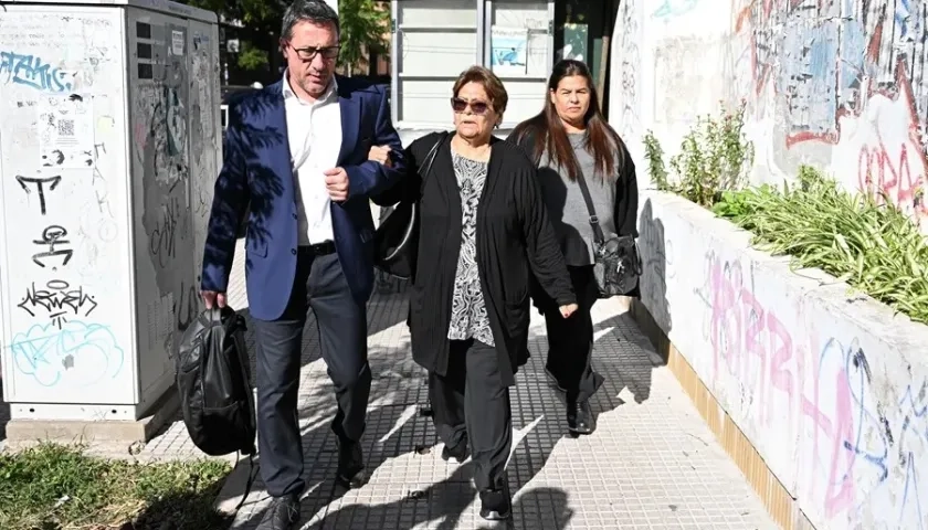 Ana Maradona (c) y Claudia Maradona (d), hermanas de Diego Armando Maradona.