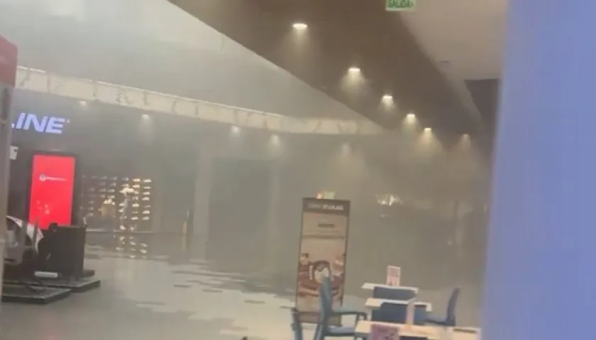 Humo en los pasillos del centro comercial Parque Alegra. 