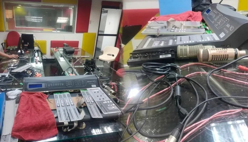 Imágenes del estudio de Uniautónoma FM.