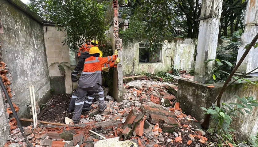 Imagen de demolición de una casa vinculada a Pablo Escobar