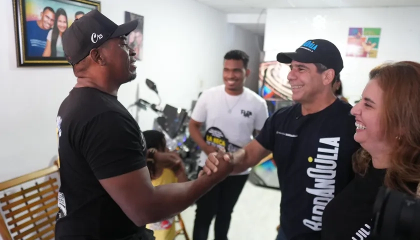 El alcalde Alejandro Char entregando becas a los jóvenes de Barranquilla. 
