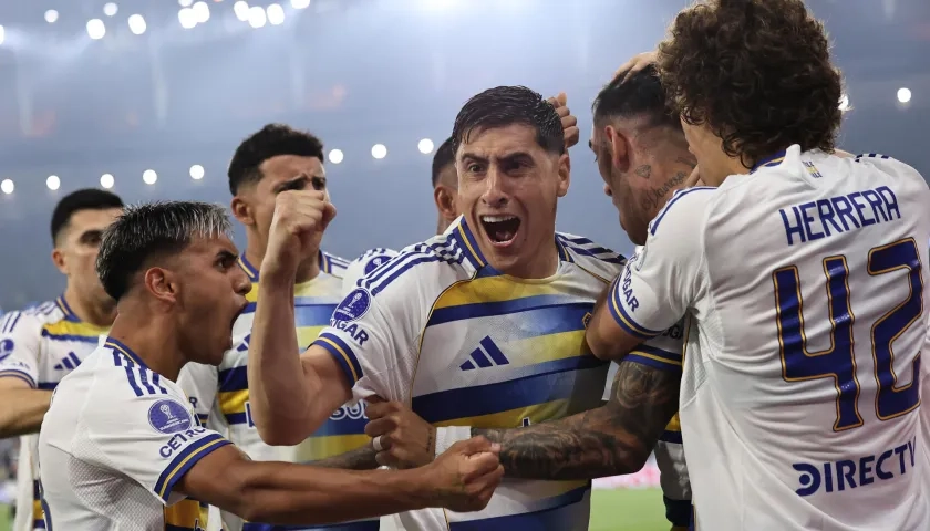 Lautaro Di Lollo (c) de Boca celebra su gol en el partido de vuelta de las semifinales de la Copa Sudamericana.
