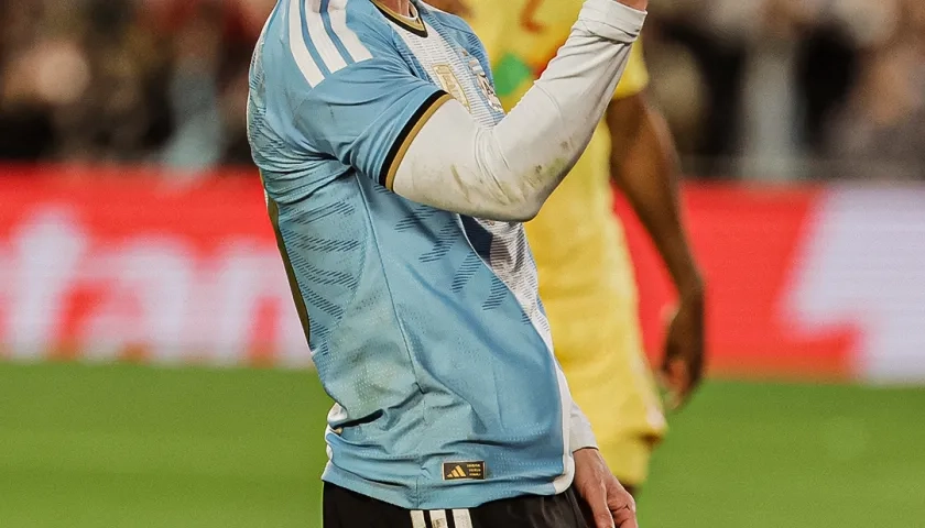Lionel Messi celebra su último gol con la selección argentina
