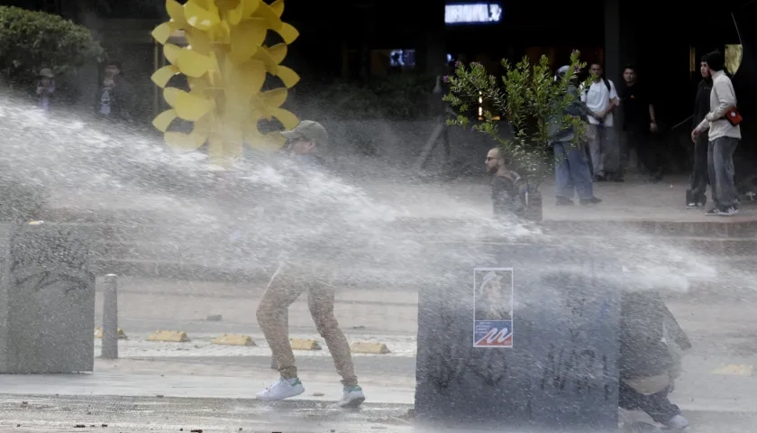 Manifestantes se enfrentan a policías antidisturbios