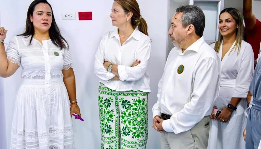 La Ministra de Salud, Ana María Vesga Gaviria (centro).