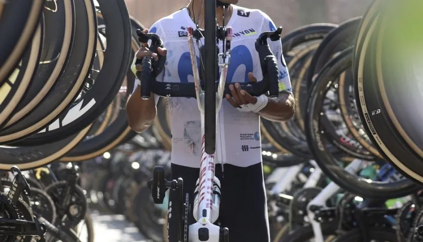 Nairo Quintana caminando entre las bicicletas.