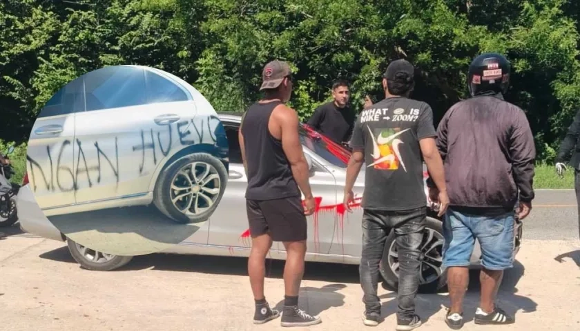 Paiva saliendo de su vehículo y a su alrededor los barristas.