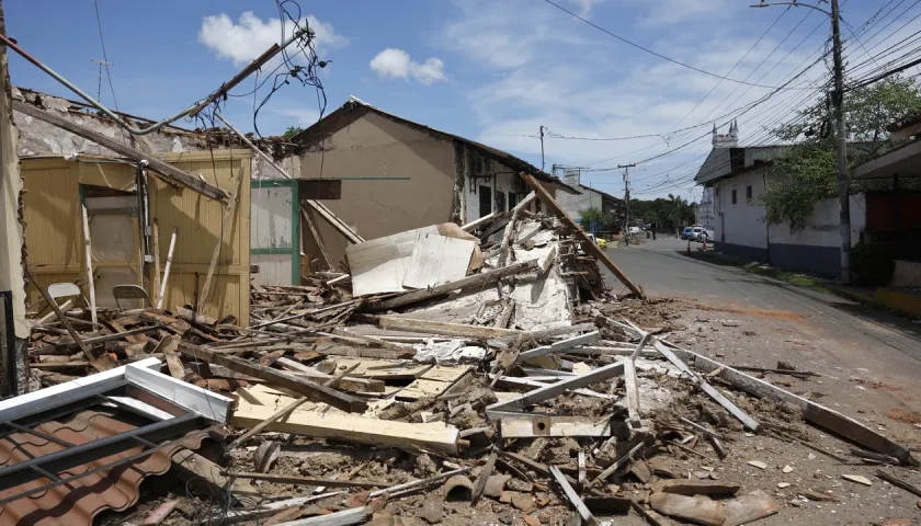Daños en una casa ocasionados por el terremoto de magnitud 7,7 ocurrido este viernes en La Villa de Los Santos.